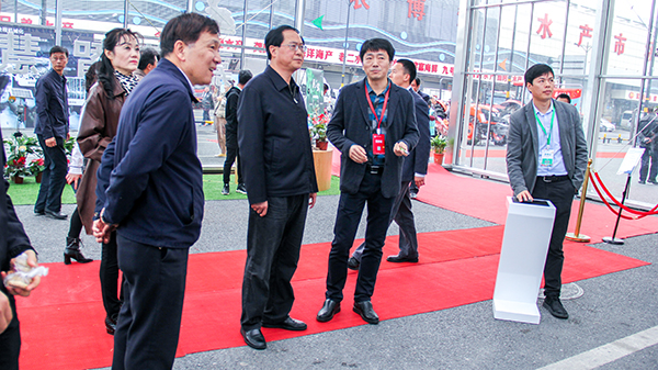 浙江省省委書記車俊關注“最多跑一次”業務及農產品質量追溯平臺。