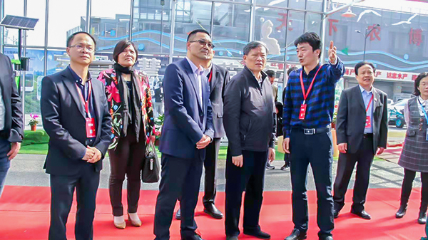 浙江省政協副主席、黨組副書記孫景淼蒞臨展位聽取浙江省數字農業系統介紹匯報。