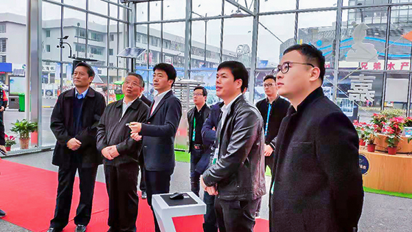 浙江省政協副主席、黨組成員黃旭明蒞臨展位聽取浙江省數字農業系統介紹匯報。