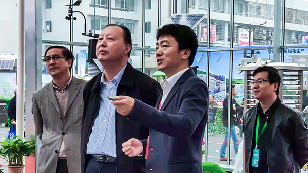 原浙江省人大常委會副主任矛臨生蒞臨展位聽取浙江省數字農業系統介紹匯報。