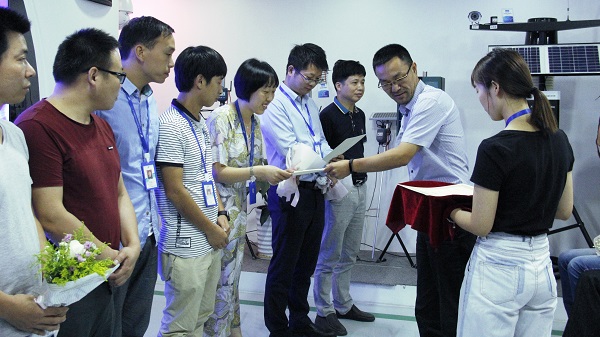 總經理陳渝陽向內訓師頒發聘書