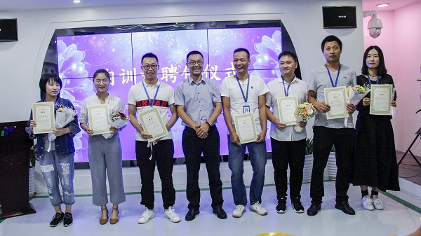 總經理陳渝陽與內訓師合影