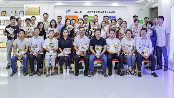 總經理陳渝陽與內訓師合影留念