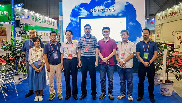 安徽省植保總站站長黃秋云(左5)副站長曹明坤(左4)副站長張啟勇(右2)