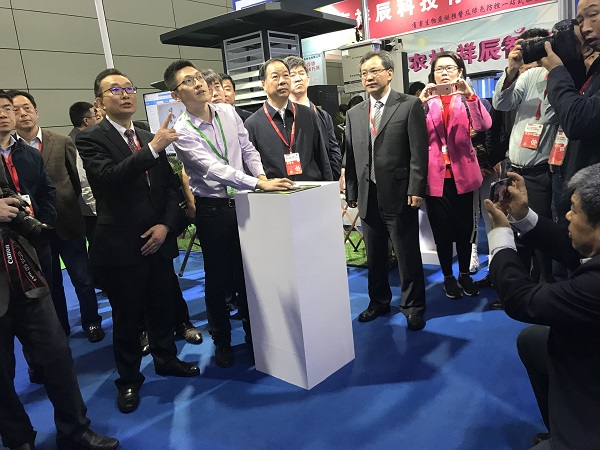 全國(guó)農(nóng)技推廣中心劉天金主任、許發(fā)輝副主任和中國(guó)農(nóng)業(yè)技術(shù)推廣協(xié)會(huì)陳生斗會(huì)長(zhǎng)觀摩蟲情測(cè)報(bào)數(shù)據(jù)平臺(tái)與智能裝備