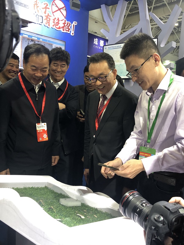 劉天金主任、陳生斗會(huì)長(zhǎng)、全國(guó)農(nóng)技推廣中心測(cè)報(bào)處劉萬(wàn)才處長(zhǎng)近距離見(jiàn)證“蟲害識(shí)別”