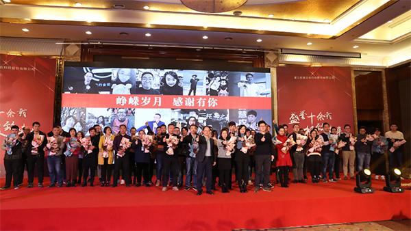 公司為老員工頒發(fā)了貢獻(xiàn)獎