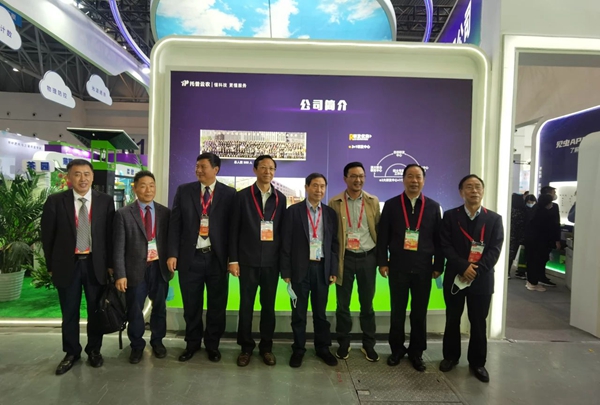 中國工程院康振生院士、全國農技中心王福祥副主任、農技推廣協會陳生斗會長、重慶市農工委袁德勝委員、全國農技中心王鳳樂首席專家等領導一行在托普云農展位合影