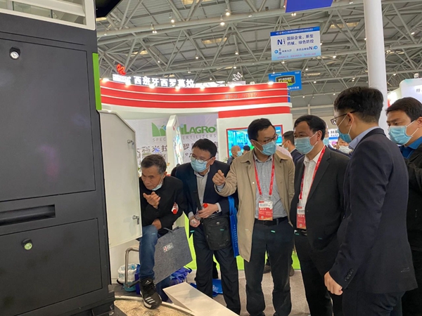 重慶市種子站(植物保護站)趙月奎站長(左四)近距離了解智能蟲情測報燈