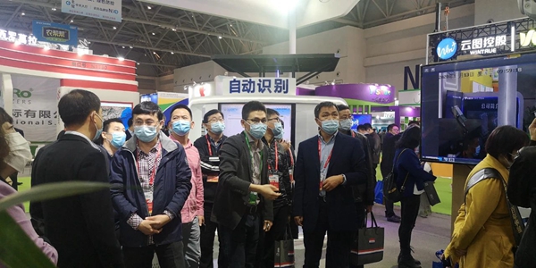 遼寧省綠色農業技術中心宋國柱主任、孟威副主任、張萬民科長蒞臨托普云農展位