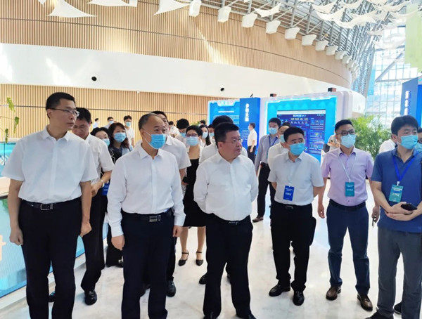 與會領導參觀“浙江鄉村大腦”