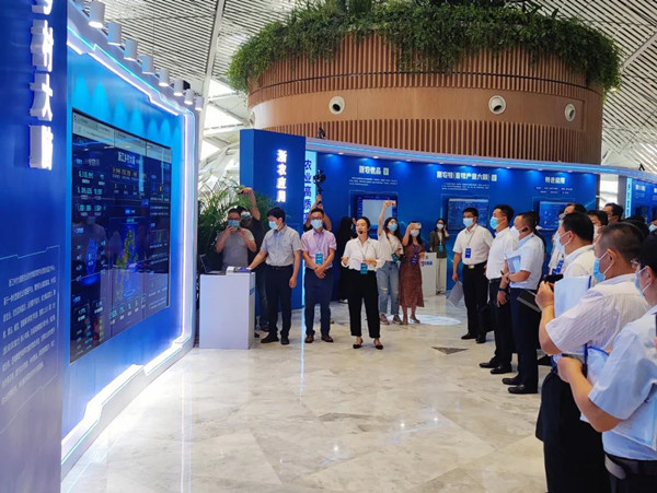與會領導參觀“浙江鄉村大腦”