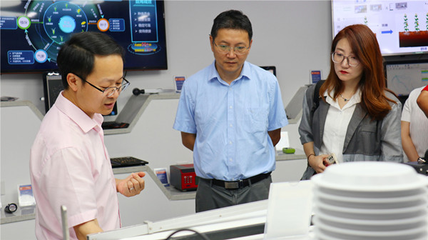 王建軍一行參觀托普云農(nóng)數(shù)字展廳